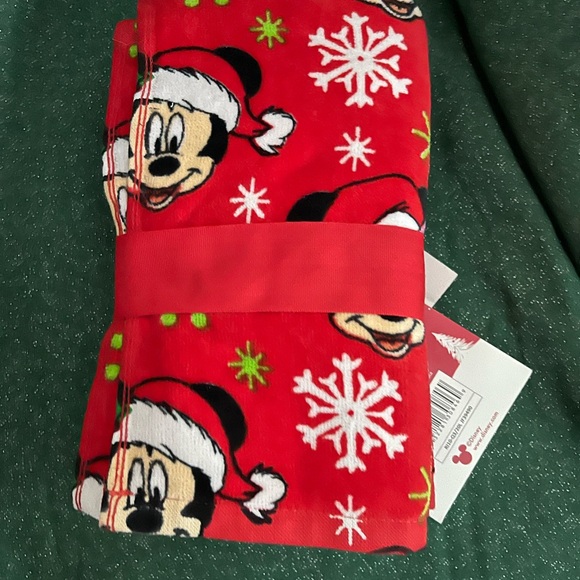 Set of two red Santa Mickey Mouse Christmas hand towels in red - Picture 2 of 3